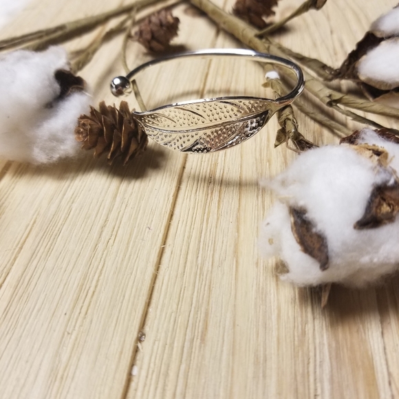 🍃🍃Pretty Leaf Bangle bracelet in SILVER 🍃🍃 - Picture 7 of 8